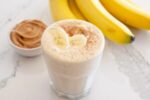 Batido de leche de soja con plátano y mantequilla de cacahuete