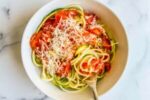 Espagueti de calabacín con salsa de tomate casera