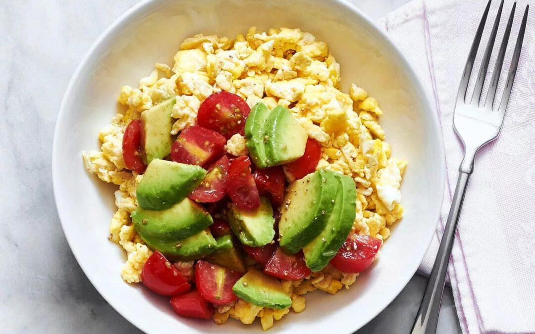 Huevos revueltos con aguacate y tomate cherry