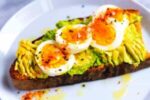Tostadas de pan integral con aguacate y huevo cocido