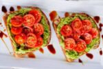 Tostadas de pan integral con hummus aguacate y tomate cherry