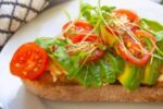 Tostadas de pan integral con queso fresco y tomate