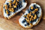 Tostadas de pan integral con queso fresco miel y frutas frescas